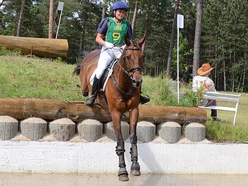 Kristina Schmittfull vom RFV Sulzthal im Gelände auf "Little Lord" beim Wassereinsprung. Foto: Doris Bauer