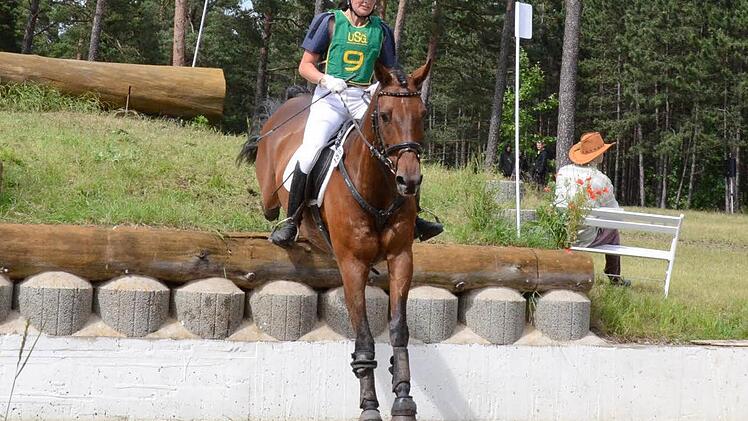 Kristina Schmittfull vom RFV Sulzthal im Gelände auf "Little Lord" beim Wassereinsprung. Foto: Doris Bauer
