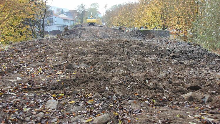 In diesem Bereich wird der Bahndamm bis auf Niveau des Wohnmobilstellplatzes abgesenkt. Foto: Ralf Kestel