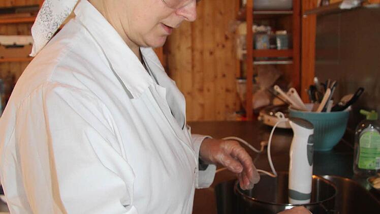 Wenn die Verseifung einsetzt, werden die Formen, in die Evi Näher die Seife einfüllt, bis zu siebzig oder achtzig Grad warm.