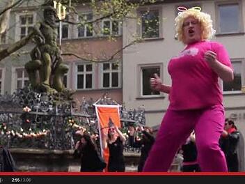 Auch ein als "Cindy aus Marzahn" verkleideter Junggeselle tanzte spontan vor dem Gabelmann und wurde so Teil eines Happy-Videos in Bamberg.  Screenshot: Happy Bamberg Video