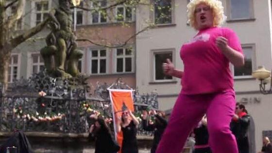 Auch ein als "Cindy aus Marzahn" verkleideter Junggeselle tanzte spontan vor dem Gabelmann und wurde so Teil eines Happy-Videos in Bamberg.  Screenshot: Happy Bamberg Video