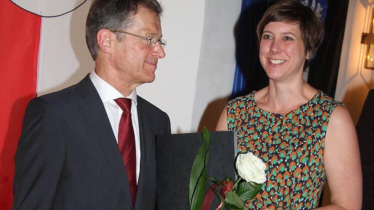 Vorsitzender Andreas Rossmann gratuliert der Siegerin Yvonne Degrell zu ihrem Kunstwerk "Schwarze Anna".