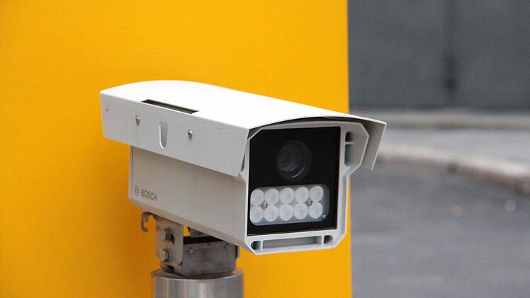 Eine Kamera an der Einfahrt erfasst die Autokennzeichen.