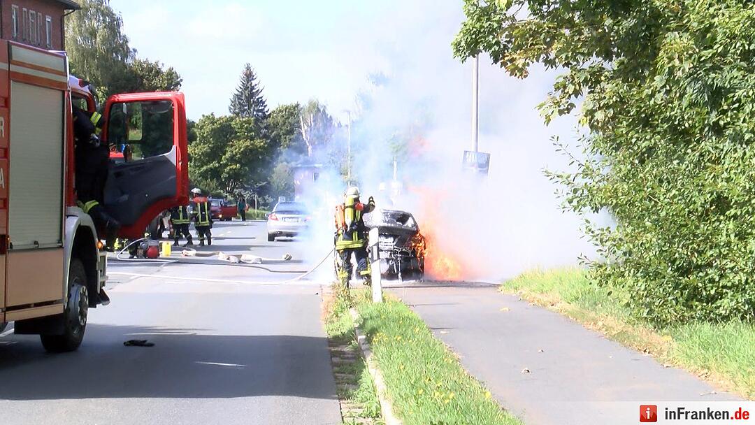 Fahrer entkommt aus brennendem Auto bei Hof