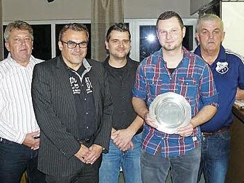 Frank Schicker (Zweiter von rechts) ist Inhaber des Fairnesspokals 2015 des 1. FC Kupferberg. Mit im Bild (von links) stellvertretender Vorsitzender Wilhelm Michel, Vorsitzender Stefan Kollerer, Fußballabteilungsleiter Bernd Lauterbach sowie Spielleiter und Platzwart Dieter Knoll. Foto: Klaus-Peter Wulf