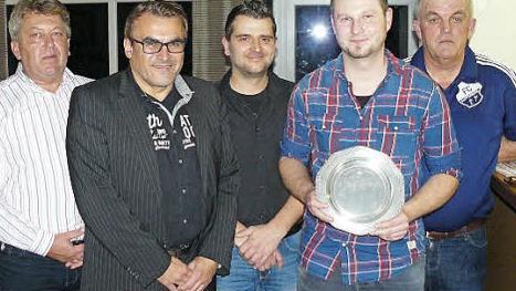Frank Schicker (Zweiter von rechts) ist Inhaber des Fairnesspokals 2015 des 1. FC Kupferberg. Mit im Bild (von links) stellvertretender Vorsitzender Wilhelm Michel, Vorsitzender Stefan Kollerer, Fußballabteilungsleiter Bernd Lauterbach sowie Spielleiter und Platzwart Dieter Knoll. Foto: Klaus-Peter Wulf