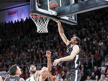 Janis Strelnieks (r.) schließt per Korbleger ab. Sein Teamkollege Vladimir Veremeenko (2. v. l.) blockt dem Bamberger Scharfschützen den Weg zum Korb gegen Ioannis Bourousis frei. Daniel Theis (2. v. r.) und Athens Antonis Fotsis beobachten die Aktion. Fotos: Daniel Löb/sportpress
