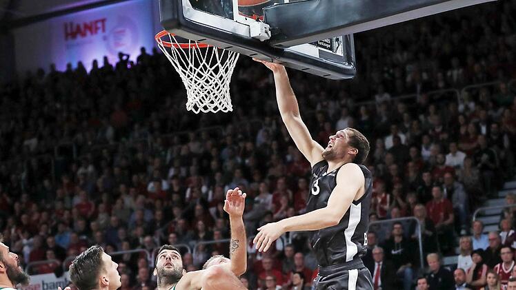 Janis Strelnieks (r.) schließt per Korbleger ab. Sein Teamkollege Vladimir Veremeenko (2. v. l.) blockt dem Bamberger Scharfschützen den Weg zum Korb gegen Ioannis Bourousis frei. Daniel Theis (2. v. r.) und Athens Antonis Fotsis beobachten die Aktion. Fotos: Daniel Löb/sportpress