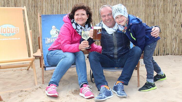 Helmut Wolfsgruber mit seiner Frau Ulii und Sohn Felix ist bester Dinge.  Foto: Andreas Schmitt