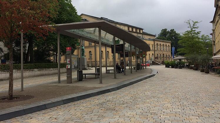 Absolute Ruhe herrscht am Theaterplatz: Am Freitag fahren keine Stadtbusse in Coburg. Foto: Oliver Schmidt