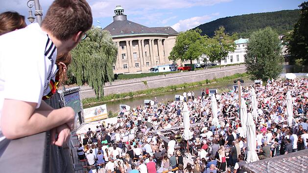 Public Viewing mit Sight-Seeing-Komponente: Am Stadtstrand steht die Leinwand gegen&uuml;ber dem Regentenbau. Trotz des Ausscheidens der deutschen National-Mannschaft werden dort alle Spiele der Weltmeisterschaft &uuml;bertragen. Foto: Teresa Hirschberg