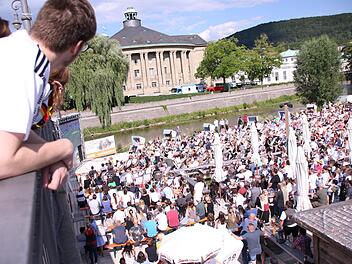 Public Viewing mit Sight-Seeing-Komponente: Am Stadtstrand steht die Leinwand gegenüber dem Regentenbau. Trotz des Ausscheidens der deutschen National-Mannschaft werden dort alle Spiele der Weltmeisterschaft übertragen. Foto: Teresa Hirschberg