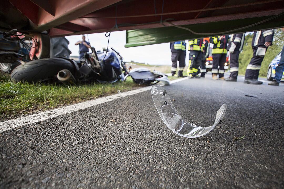 Unfall im Kreis Haßberge: Motorradfahrer prallt gegen Traktor-Anhänger