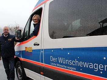 Ingo Holzmann und Silke Tannhäuser koordinieren die Wunschanfragen aus Kronach und organisieren die Reisen für die Passagiere und ihre Angehörigen. Foto: Anna-Lena Deuerling