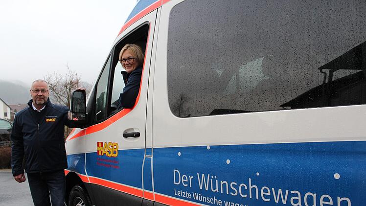 Ingo Holzmann und Silke Tannhäuser koordinieren die Wunschanfragen aus Kronach und organisieren die Reisen für die Passagiere und ihre Angehörigen. Foto: Anna-Lena Deuerling