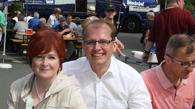 Auch die stellvertretende Landrätin Christina Flauder und Bürgermeister Ralf Hartnack feierten an Fronleichnam mit