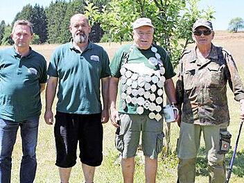 Die Sieger des Königfischens mit (v.l.) Zweitem Ritter Bernhard Gluth, dem Vorsitzenden Uwe Deckelmann, dem neuen Fischerkönig Dieter Radlo und Erstem Ritter Heinz Löhner.  Foto: Michael Wunder