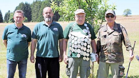 Die Sieger des Königfischens mit (v.l.) Zweitem Ritter Bernhard Gluth, dem Vorsitzenden Uwe Deckelmann, dem neuen Fischerkönig Dieter Radlo und Erstem Ritter Heinz Löhner.  Foto: Michael Wunder