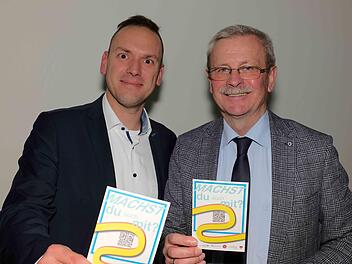 Für Gotthard Schlereth (rechts) war es die 150. Bürgerversammlung in seiner Amtzeit. Zusammen mit Mario Götz warb er für das Allianz-Pilotprojekt für die Jugend.  Foto: Gerd Schaar