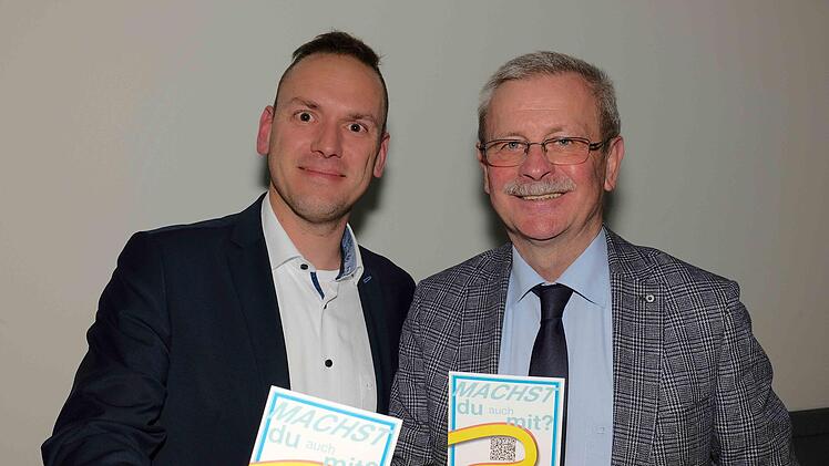 Für Gotthard Schlereth (rechts) war es die 150. Bürgerversammlung in seiner Amtzeit. Zusammen mit Mario Götz warb er für das Allianz-Pilotprojekt für die Jugend.  Foto: Gerd Schaar
