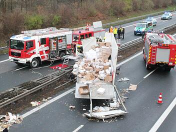 Auf der A73 bei Buttenheim (Oberfranken) hat sich am Freitagmorgen ein schwerer Unfall ereignet. Ein Lkw-Fahrer kam dabei ums Leben. Es kam zu einem massiven Stau im morgendlichen Berufsverkehr. Foto: Johannes Höllein