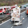 Auf der A73 bei Buttenheim (Oberfranken) hat sich am Freitagmorgen ein schwerer Unfall ereignet. Ein Lkw-Fahrer kam dabei ums Leben. Es kam zu einem massiven Stau im morgendlichen Berufsverkehr. Foto: Johannes Höllein