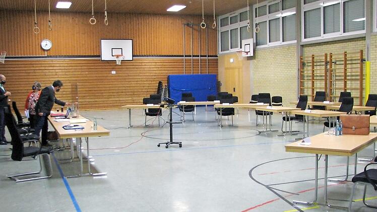 Die Generalsanierung der Schulsporthalle Untersiemau - in der zu Corona-Zeiten auch die Gemeinderatssitzungen stattfinden steht an. Foto: Norbert Karbach