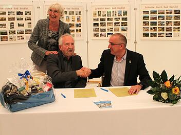 Übergabe der Schenkungsurkunde: Maria und Paul Schmitz mit Bocklets Bürgermeister Andreas Sandwall.