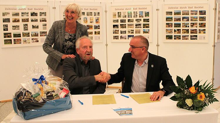 &Uuml;bergabe der Schenkungsurkunde: Maria und Paul Schmitz mit Bocklets B&uuml;rgermeister Andreas Sandwall.