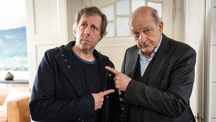 Vater und Sohn? Der Therapeut Asbeck zumindest glaubt das und versucht, Wilsberg (Leonard Lansink, rechts) und Ekki (Oliver Korittke) zu therapieren.