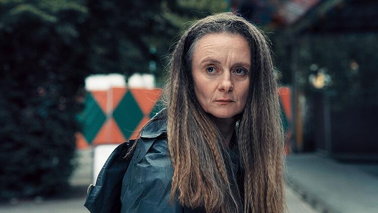 Die Wahrsagerin Peggy Renoldi (Gerti Drassl) warnt Kommissar Oberl&auml;nder vor gro&szlig;em Unheil.