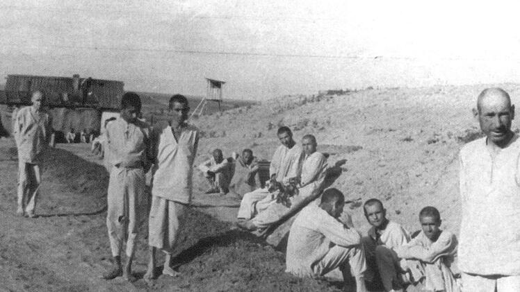 In den Arbeitslagern wie hier in Priwolschki (1941) arbeiteten die Gefangenen bis zur Ersch&ouml;pfung. T&auml;glich bis zu zw&ouml;lf Stunden und l&auml;nger mussten sie schuften.