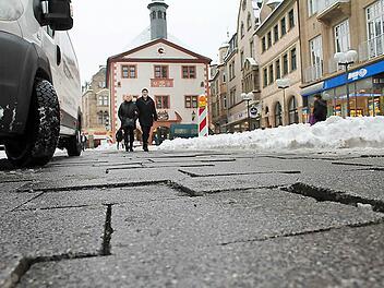 Der schlechte Zustand des Plattenbelages zwingt zu einer Sofortmaßnahme: In der Oberen und Unteren Marktstraße und am Marktplatz wird ein fünf Meter breiter Asphaltstreifen eingebaut. Foto: Benedikt Borst