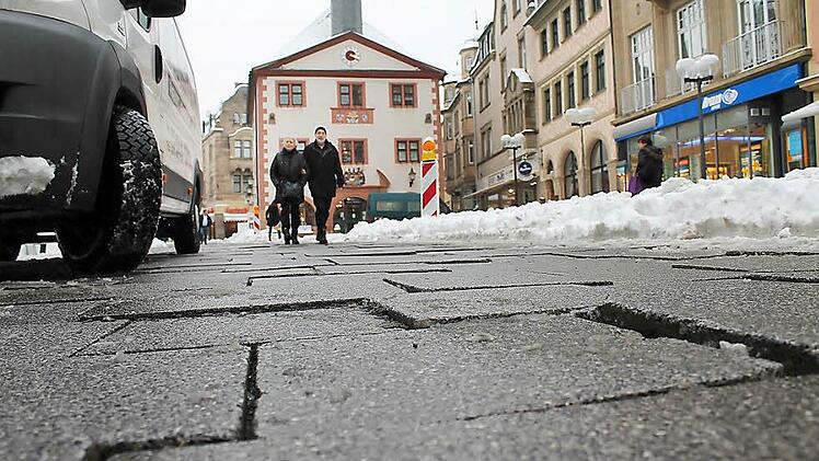 Der schlechte Zustand des Plattenbelages zwingt zu einer Sofortmaßnahme: In der Oberen und Unteren Marktstraße und am Marktplatz wird ein fünf Meter breiter Asphaltstreifen eingebaut. Foto: Benedikt Borst