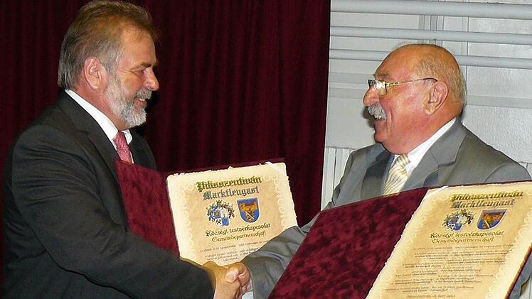 Austausch der Urkunden zwischen den Bürgermeistern Norbert Volk und Gabor Penzes.