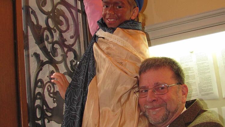 Der Coburger FDP-Stadtrat Hans-Heinrich Eidt fungierte beim Empfang der Sternsinger im Rathaus nicht nur als Bürgermeister-Stellvertreter, sondern auch als Leiter-Ersatz. Fotos: Hermann Fechter