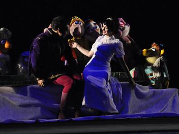 Der Prinz (Matthias Beitien) rettet Schneewittchen (Verena Dik) gemeinsam mit den sieben Zwergen. Foto: Peter Klopf