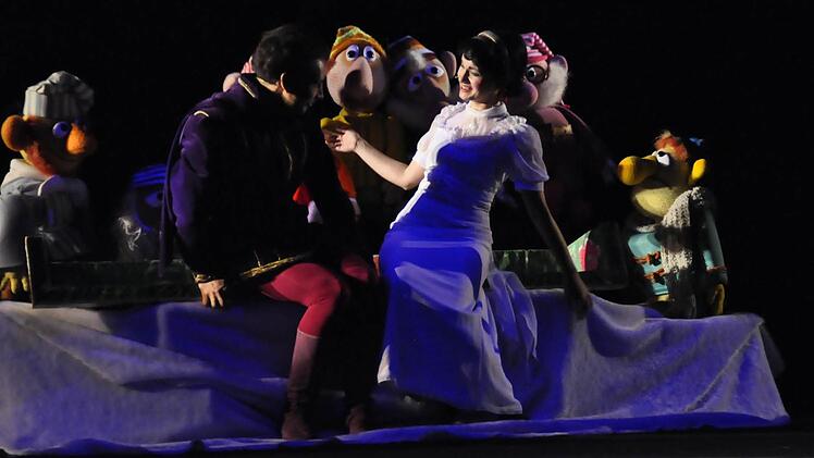 Der Prinz (Matthias Beitien) rettet Schneewittchen (Verena Dik) gemeinsam mit den sieben Zwergen. Foto: Peter Klopf