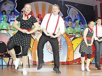 Da hält es keinen mehr auf dem Stuhl, wenn Silke und Andreas Bauer sowie Sofie Bauer und Matti Kirchbach Rock'n'Roll tanzen.