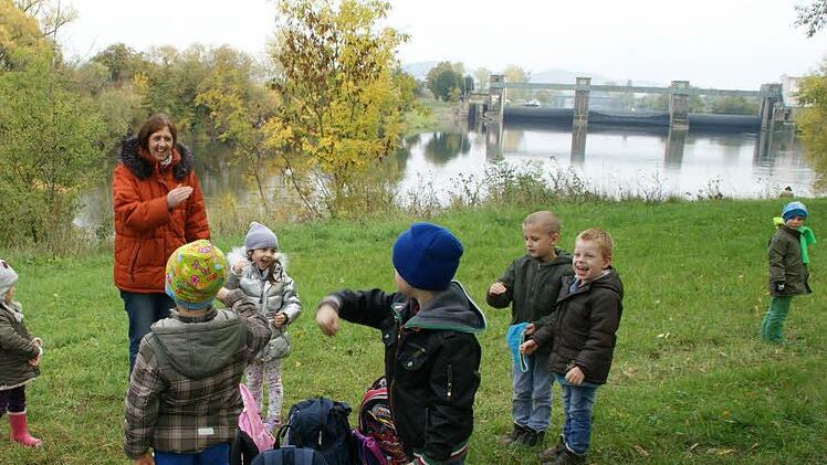 Mit dem Lied vom Wasserkreislauf begannen die Kinder von der "Wasser-Kita" ihre Exkursion am Main in Knetzgau.  Foto: S. Weinbeer