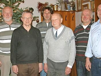 Ehrungen für langjährige Mitglieder wurden im Rahmen der Jahresversammlung des RVC Steinwiesen durchgeführt. Im Bild (von links) Zweiter Vorsitzenden Michael Schmittdorsch, Gerhard Michel, Reinhold Welsch, Markus Müller, Albin Deuerling, Friedbert Ring und Vorsitzender Roland Kuhnlein  Foto: Hans Franz