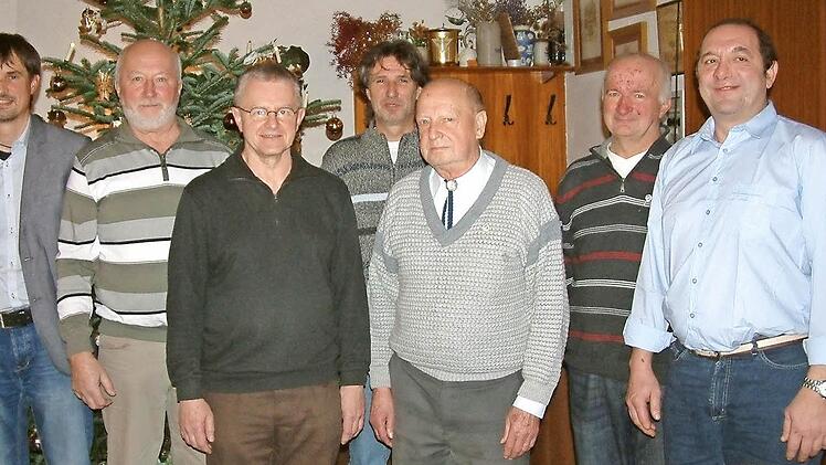 Ehrungen für langjährige Mitglieder wurden im Rahmen der Jahresversammlung des RVC Steinwiesen durchgeführt. Im Bild (von links) Zweiter Vorsitzenden Michael Schmittdorsch, Gerhard Michel, Reinhold Welsch, Markus Müller, Albin Deuerling, Friedbert Ring und Vorsitzender Roland Kuhnlein  Foto: Hans Franz