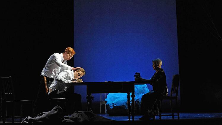 Bodo Busse inszenierte Franz Schuberts "Winterreise" am Landestheater Coburg. Als Solist beeindruckt der junge Tenor David Zimmer.Foto: Andrea Kremper