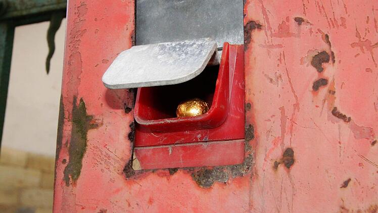 So eine goldene Kugel ist einfach verlockend. Foto: Josef Hofbauer