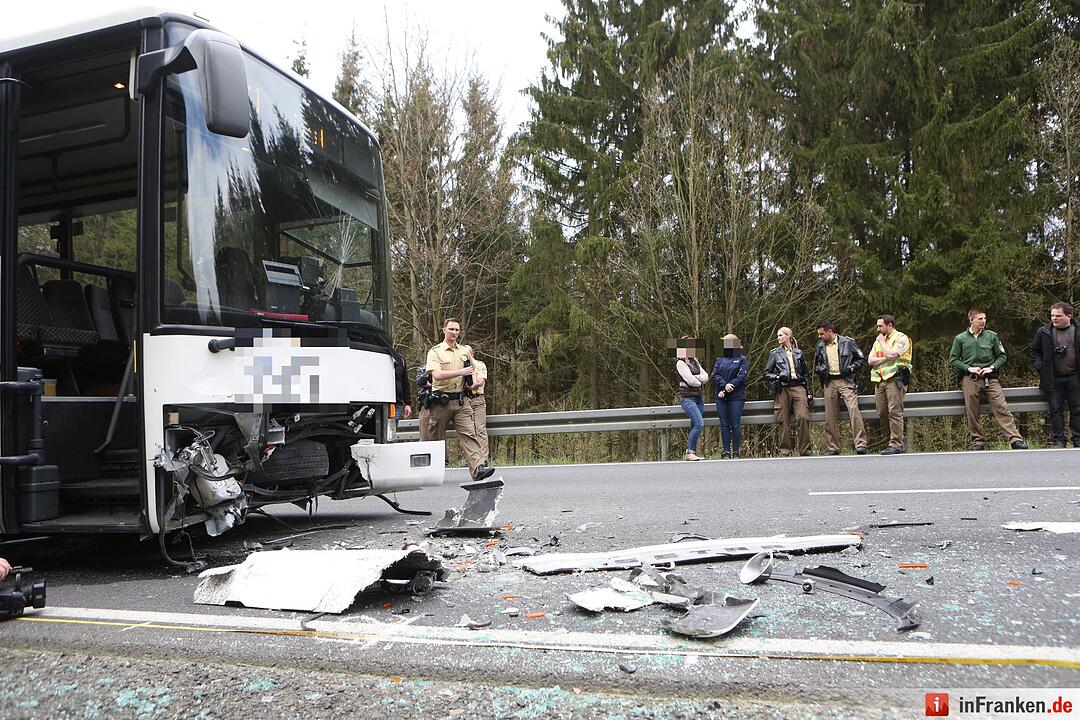 Schonungen: Schulbus gegen Auto