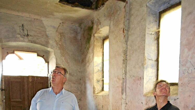 Der Blick von Bürgermeister Helmut Dietz und Gemeinderat Robert Bohla (von links) geht in der ehemaligen Synagoge von Gleusdorf nach oben. Überlegt wird ein Konzept für eine künftige Nutzung. Foto: Edgar Maier