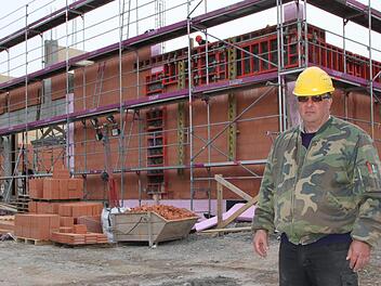 Auf der Baustelle für den neuen Markt in der Kissinger Straße geht es vor.an. Polier Frank Neduck ist für den Rohbau verantwortlich. Foto: Ulrike Müller
