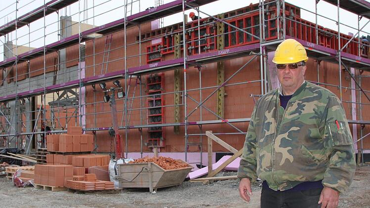 Auf der Baustelle für den neuen Markt in der Kissinger Straße geht es vor.an. Polier Frank Neduck ist für den Rohbau verantwortlich. Foto: Ulrike Müller