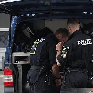 Polizeieinsatz in Bamberg: Hintergrund noch unklar - Beamte hatten augenscheinlich ein Gebäude im Fokus – Mehrere Fahrzeuge der Bereitschaftspolizei vor Ort
